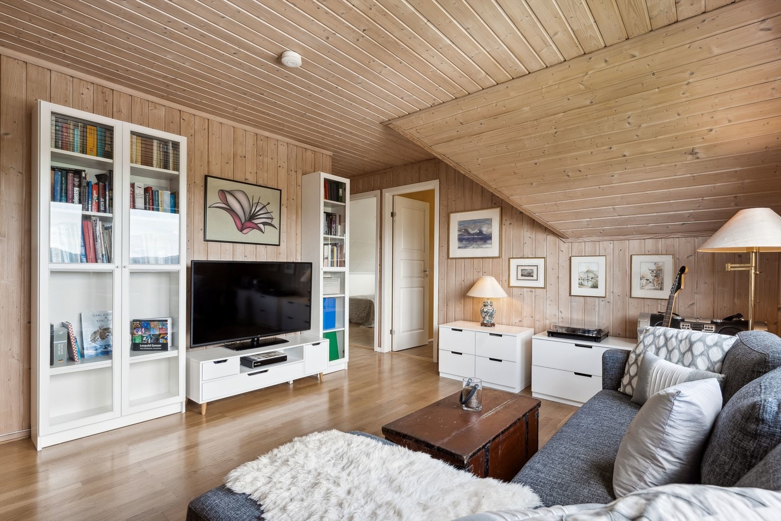 I 2. etg. har boligen ett baderom, fire soverom og en loftsstue. Galleribilde