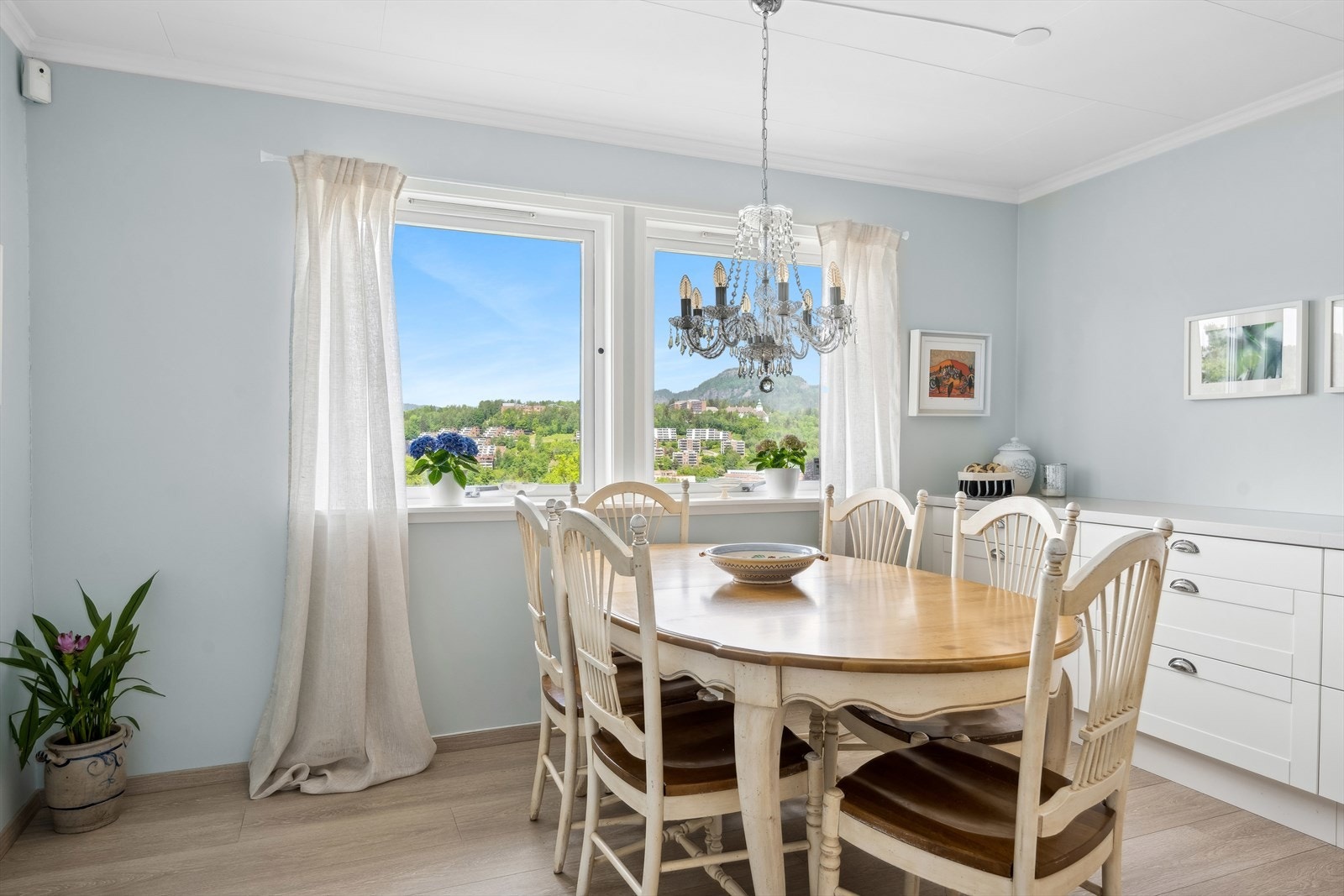 Spiseplass på kjøkken. Galleribilde