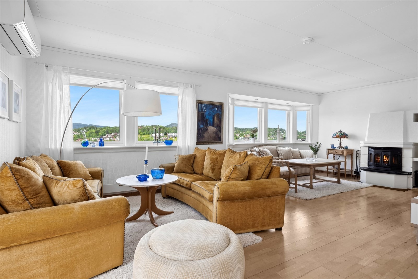 Boligen varmes opp med varmepumpe, peisovn og panelovner. Galleribilde