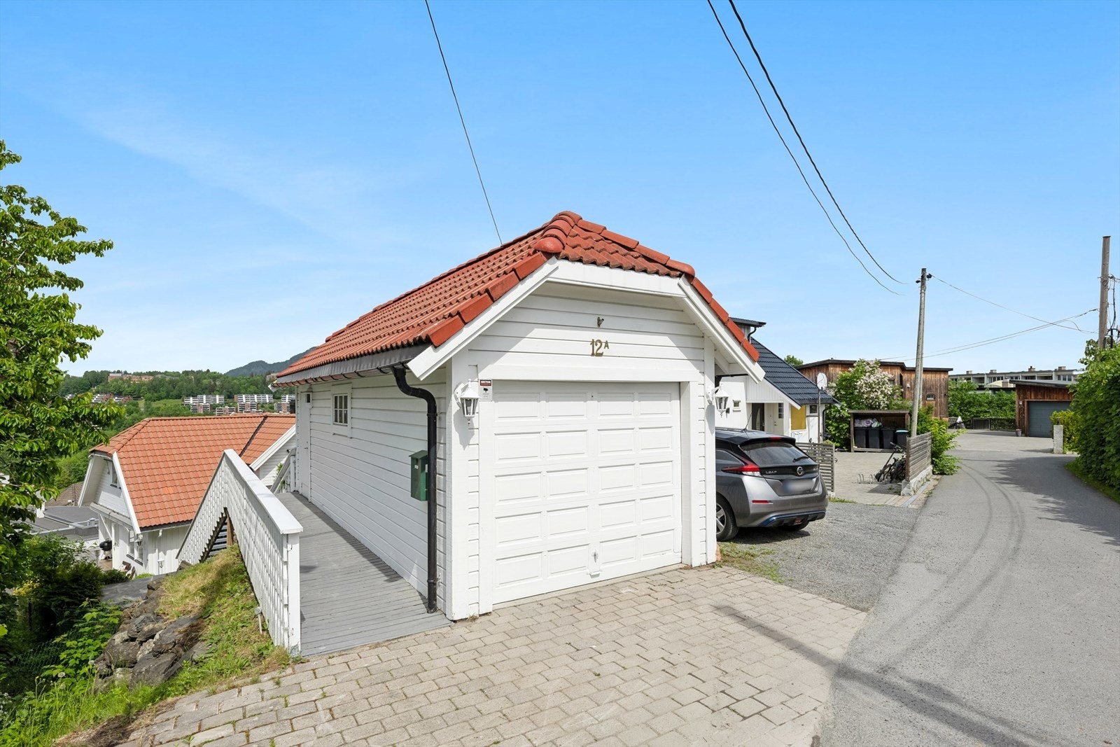 Boligen har tinglyst bruksrett til en garasje, en biloppstillingsplass og snuplass på naboens tomt. Galleribilde