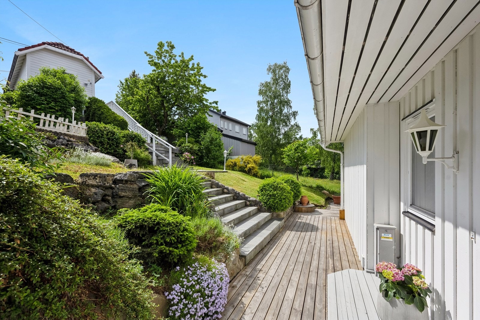 Boligen har trapp og adkomst over nabotomten, Gnr. 51, Bnr. 120. Galleribilde