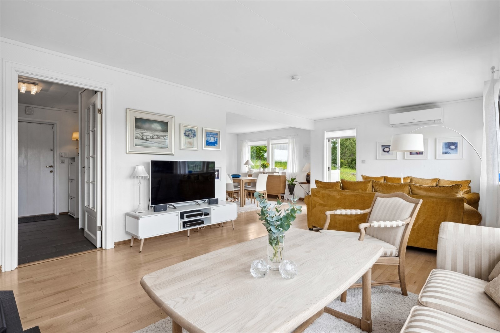 Stor og lys stue med mange møbleringsmuligheter. Galleribilde