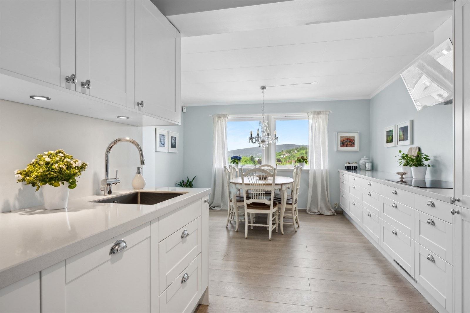 Kjøkkenet har et stilrent og praktisk design. Galleribilde