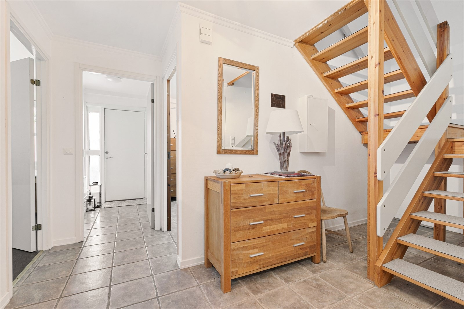 Lys og innbydende entré med god plass til oppbevaring av yttertøy og sko. Galleribilde