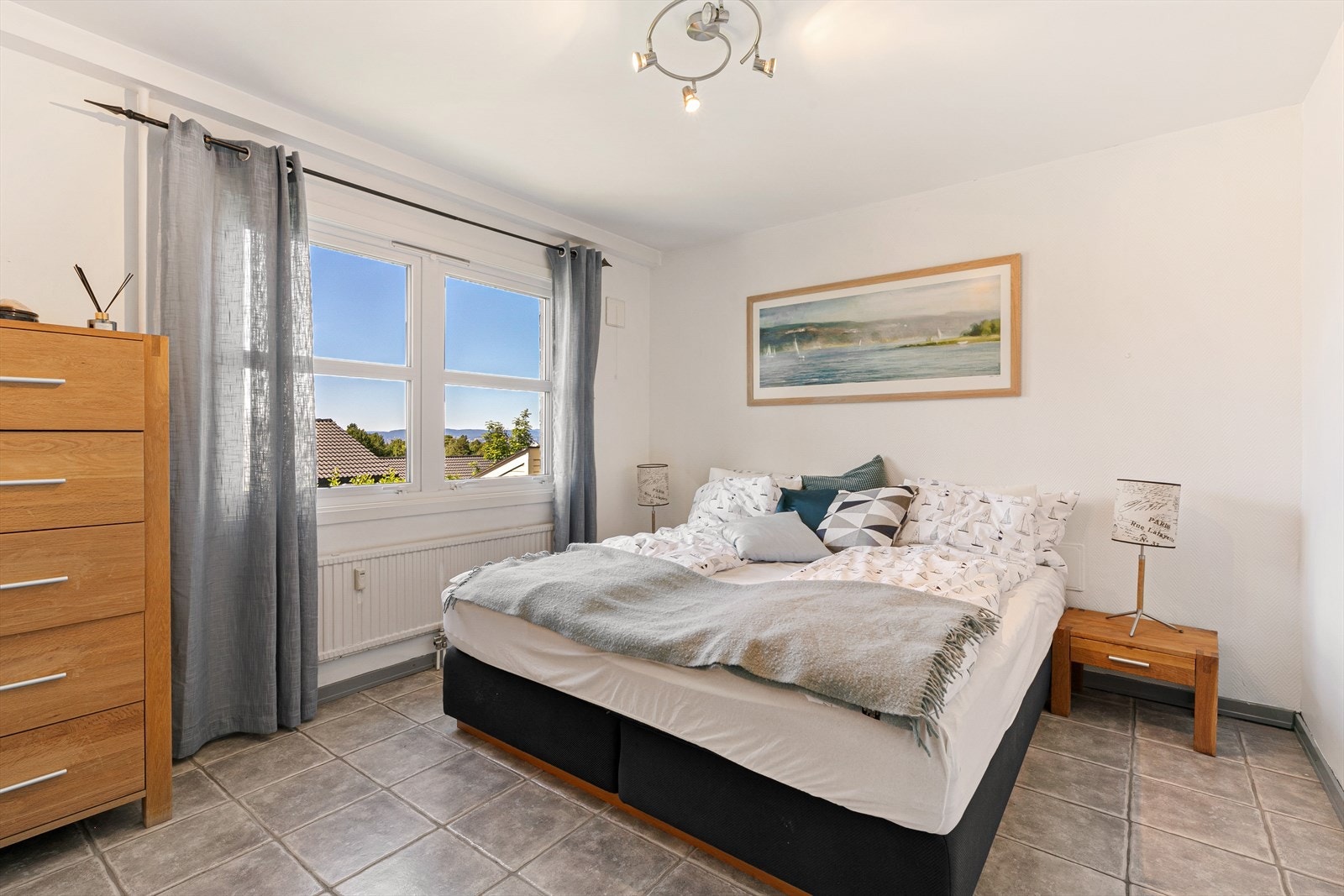 Romslig og luftig soverom Galleribilde