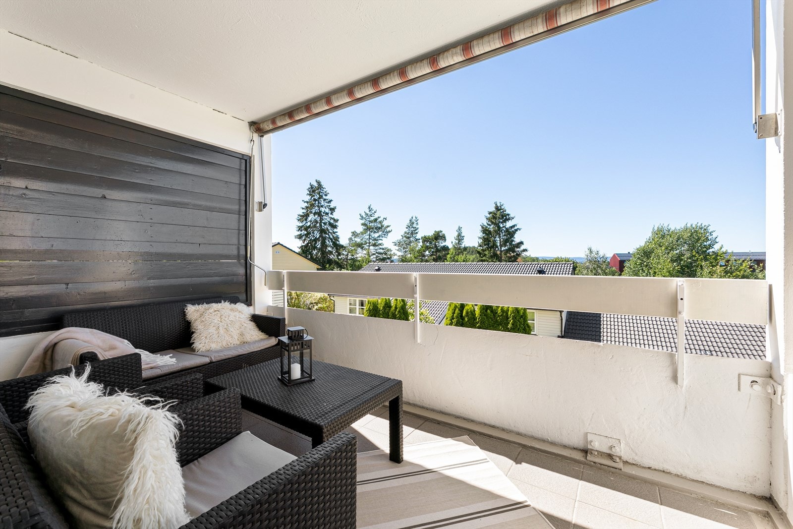 Hyggelig overbygget balkong med markise. Galleribilde