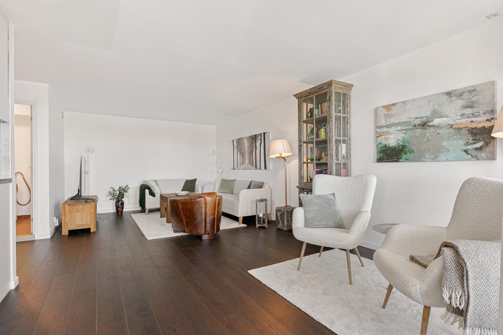 God plass til å innrede med forskjellige soner. Her har man plass til både sofagruppe og spisestue. Galleribilde