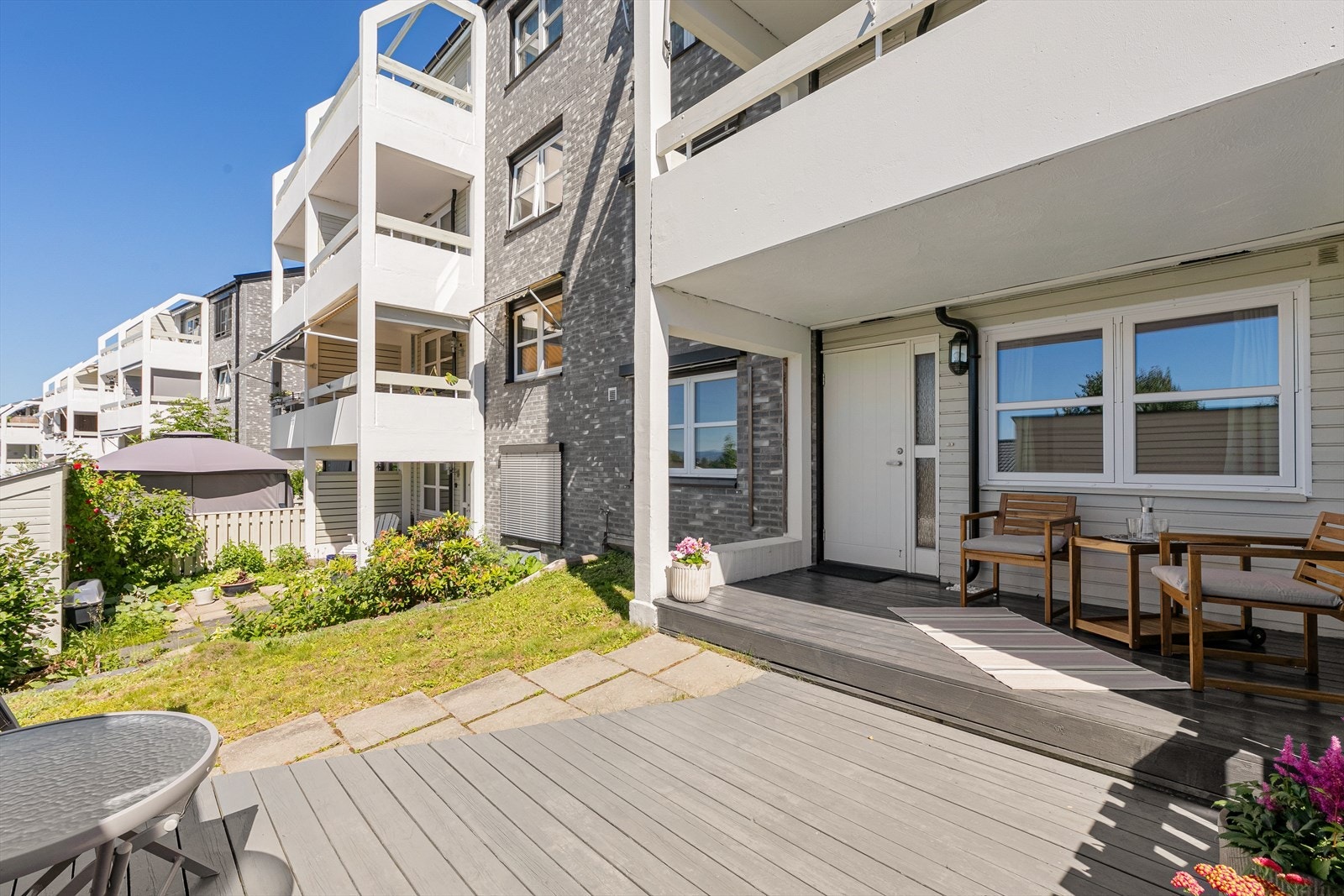 Boligen har 2 gode uteplasser. Galleribilde