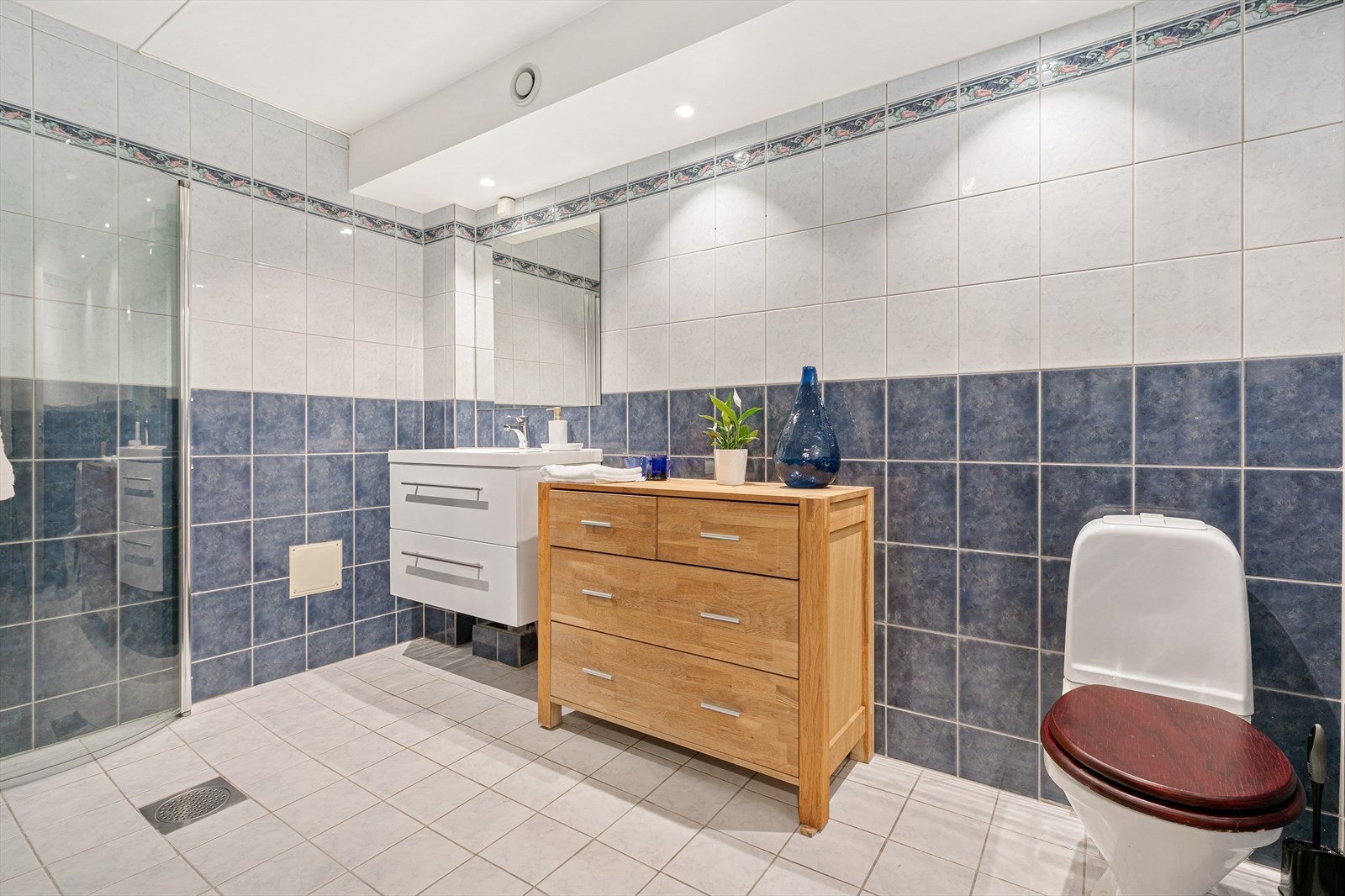 Romslig flislagt bad i 1.etasje. Galleribilde