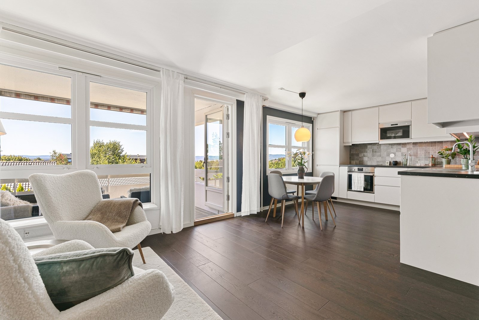 Lyst og luftig med åpen løsning mellom stue og kjøkken som gir et sosialt rom. Galleribilde