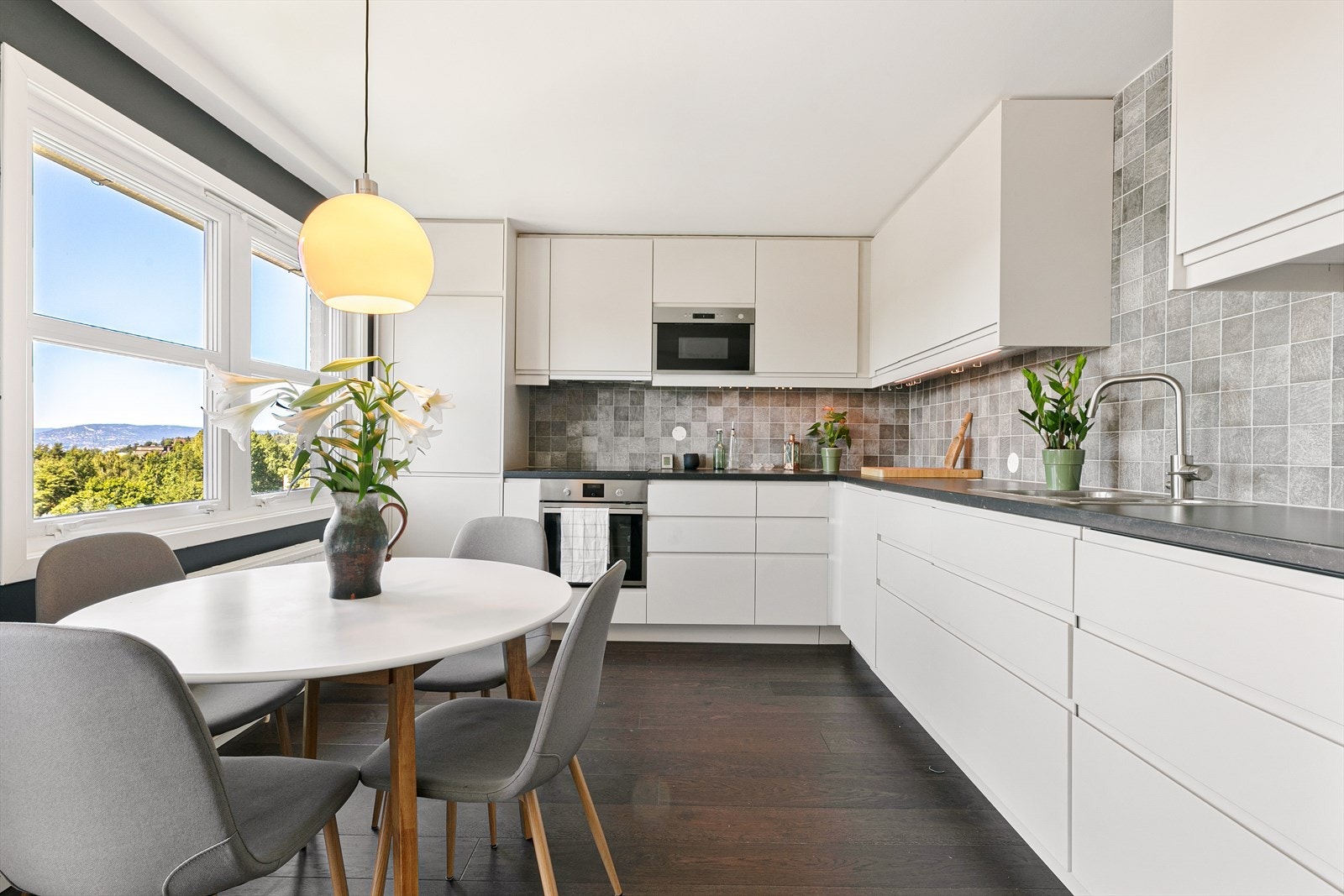 Tidløst kjøkken med mye skap - og benkeplass. Galleribilde