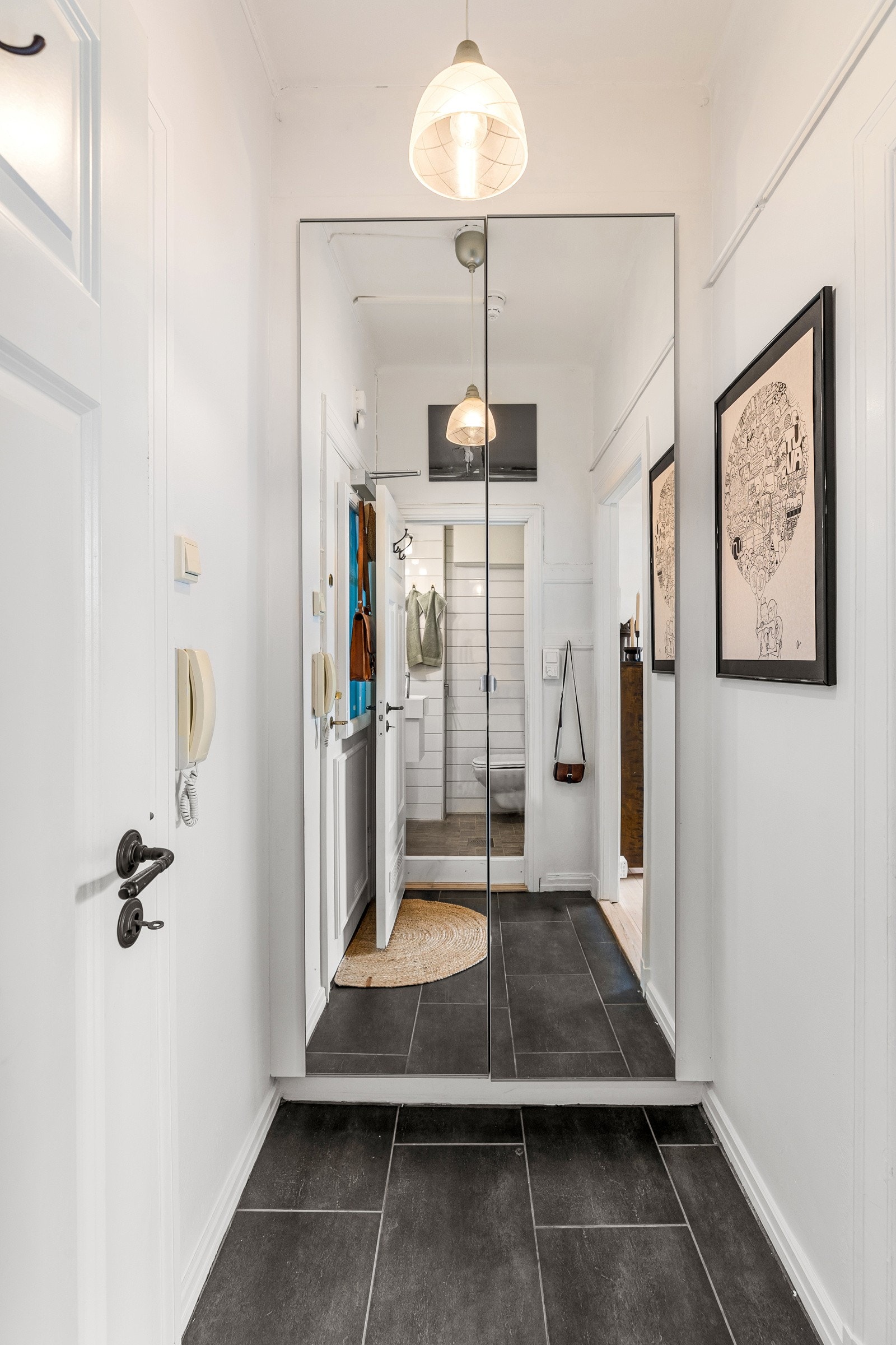 I entréen er det en integrert garderobe med plass til diverse tøy, og annet. Galleribilde