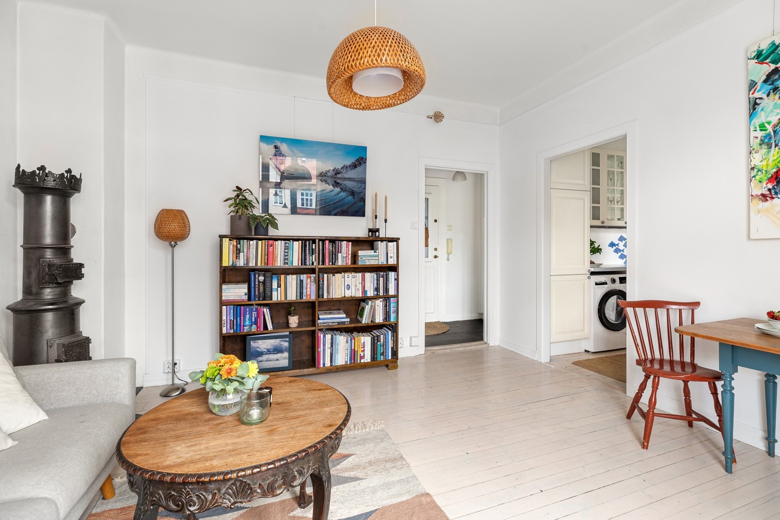 Stuen oppleves som lys og romslig med plass til blant annet sofagruppe med tilhørende møblement, stol, spisebord, hyller/skap til oppbevaring m.m. Galleribilde