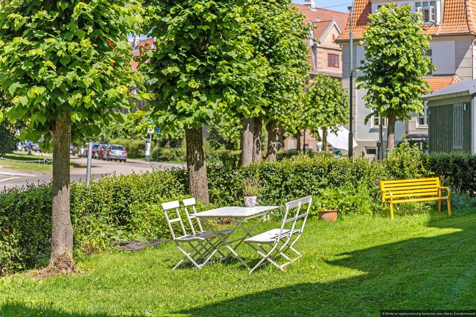 Skjermet uteplass som gir deg mulighet til å veksle mellom det mer sosiale livet i bakgården, eller trekke deg tilbake til stille omgivelser i forhagen. Galleribilde