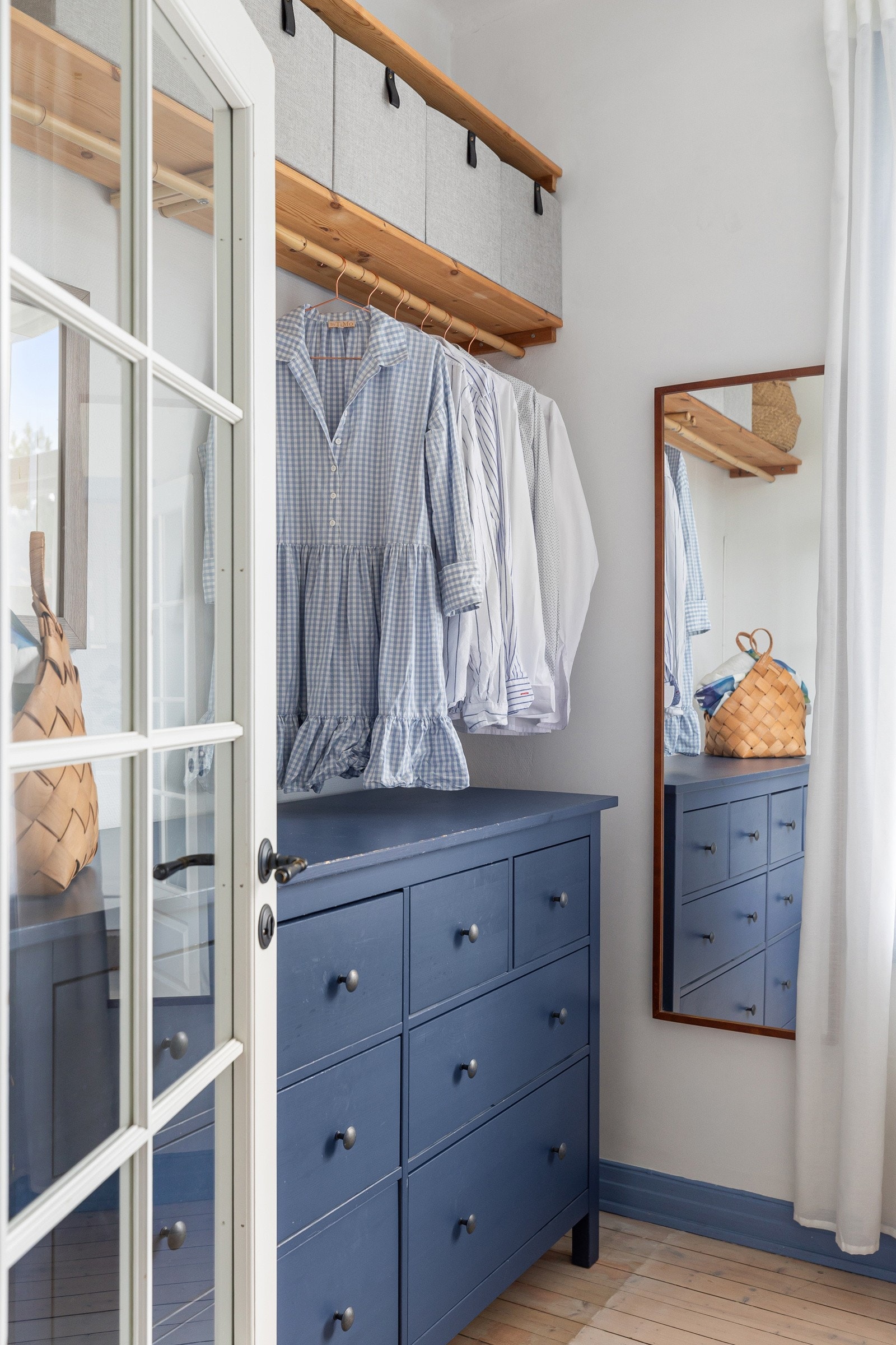 Soverommet har plass til dobbeltseng og annet møblement som f.eks. et garderobeskap. Det er i tillegg plassbygde hyller. Galleribilde