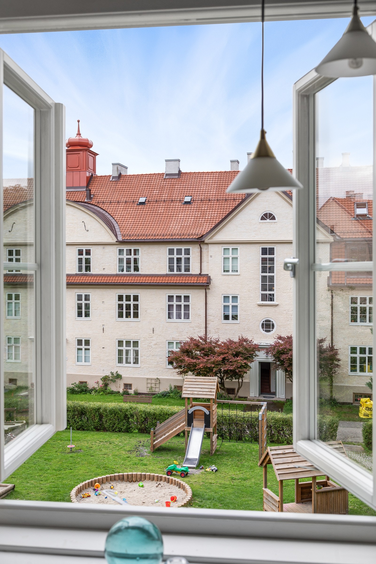 Leiligheten har en fantastisk intern beliggenhet i 2.etasje, med kort vei ut til bakgården. Galleribilde