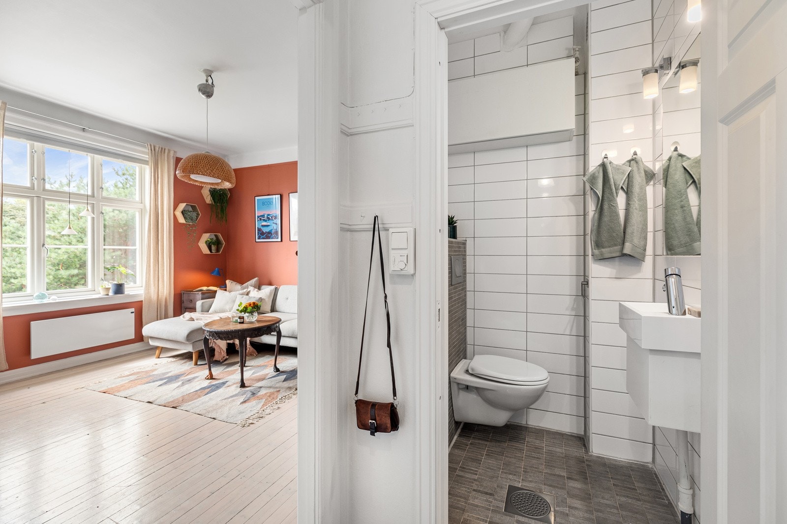 Flislagt baderom opplyst å være fra 2010 i regi av tidligere eier. Galleribilde