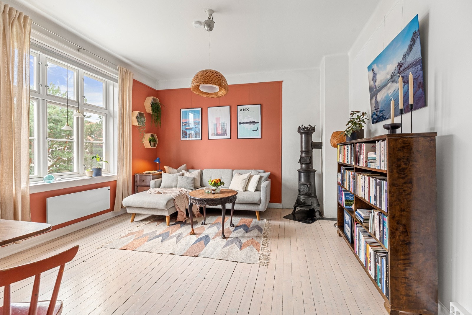 Leiligheten har to store vindusflater som sikrer godt med naturlig lys. Generøs himlingshøyde på ca. 2,81 meter gir en luftig atmosfære. Galleribilde