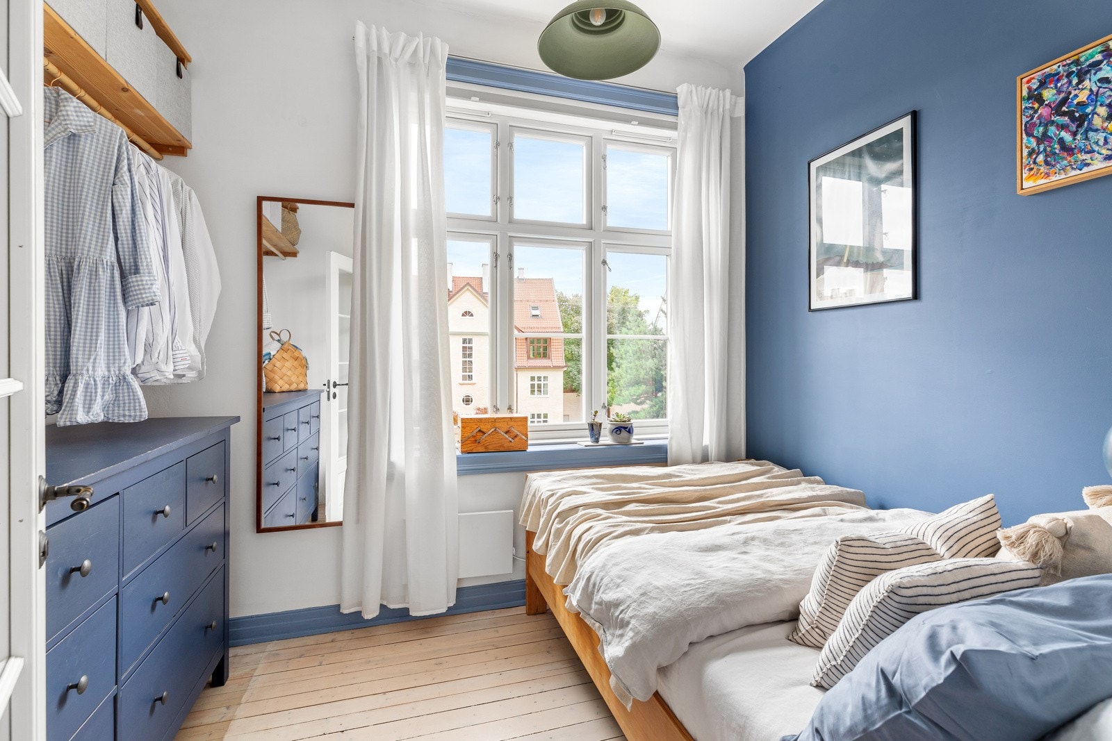 Soverommet er i lyse farger og har i likhet med stuen flott utsyn mot omgivelsene i bakgården. Galleribilde