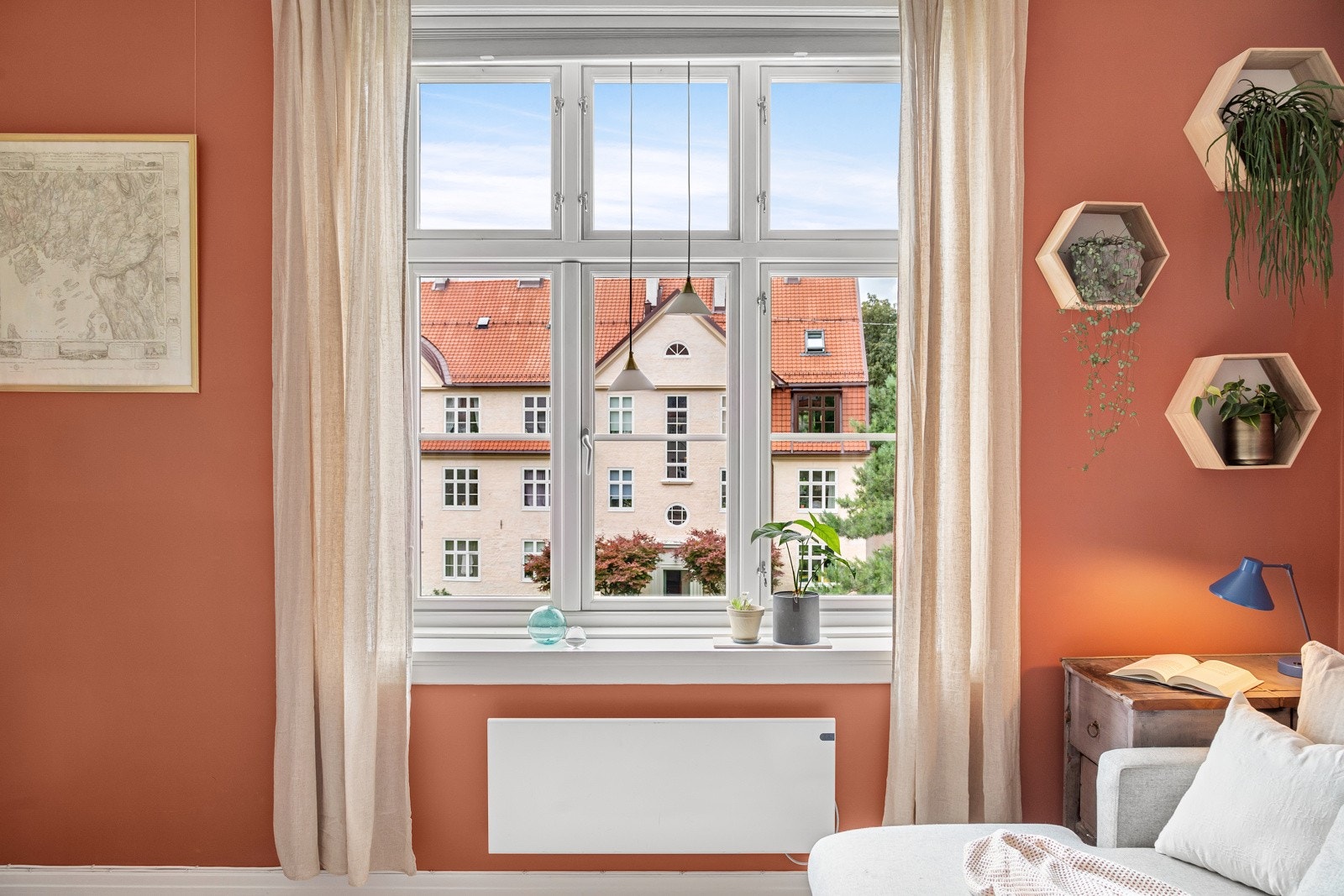 Leiligheten vender i sin helhet mot grønn og frodig bakgård. Dette begrenser innsynet i stor grad. Galleribilde