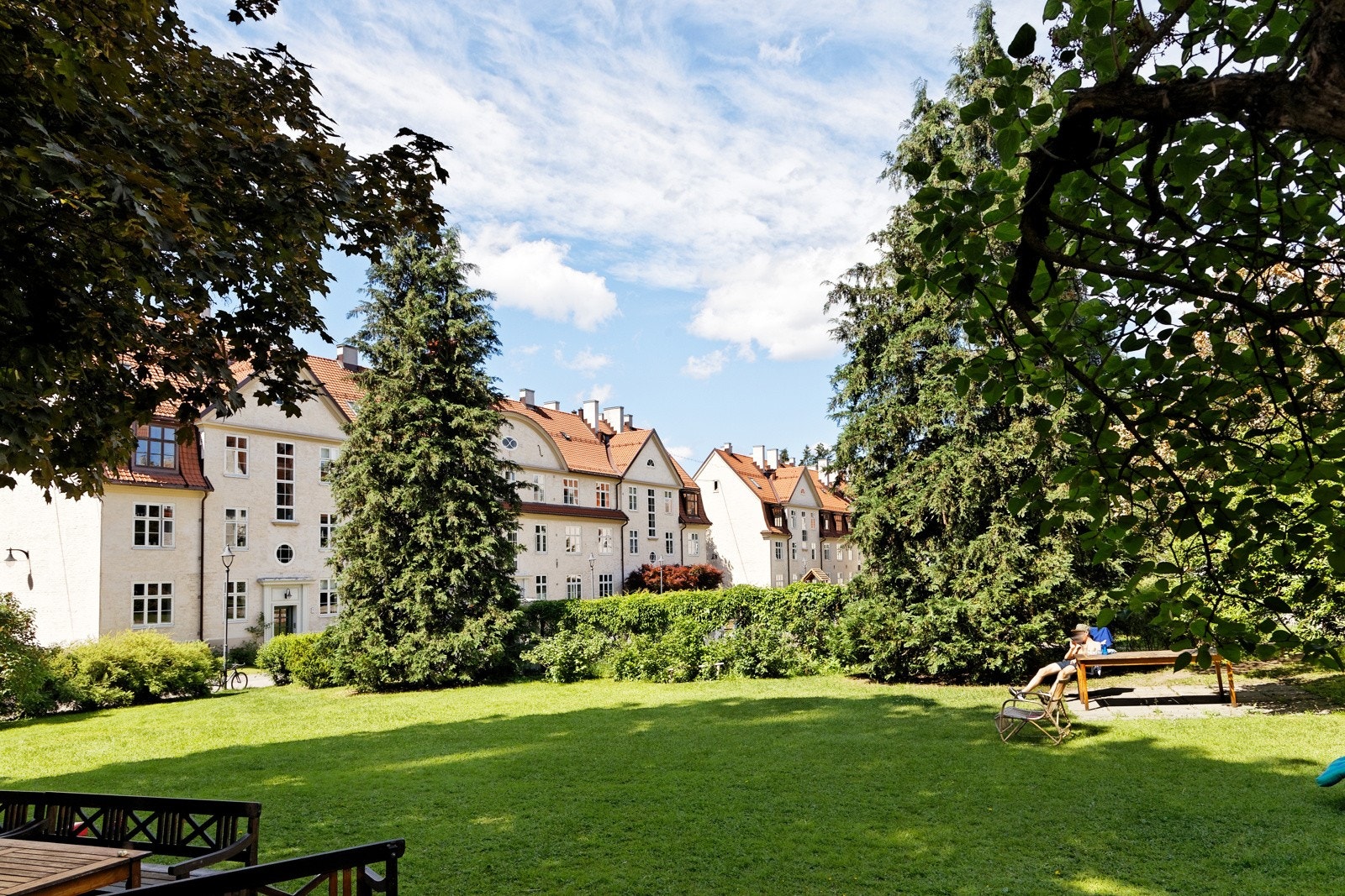 Beliggenheten i Lindern Hageby er en av de største fordelene med leiligheten. Området kjennetegnes av vakre, ærverdige teglsteinsbygg med store parkmessige bakgårder. Galleribilde