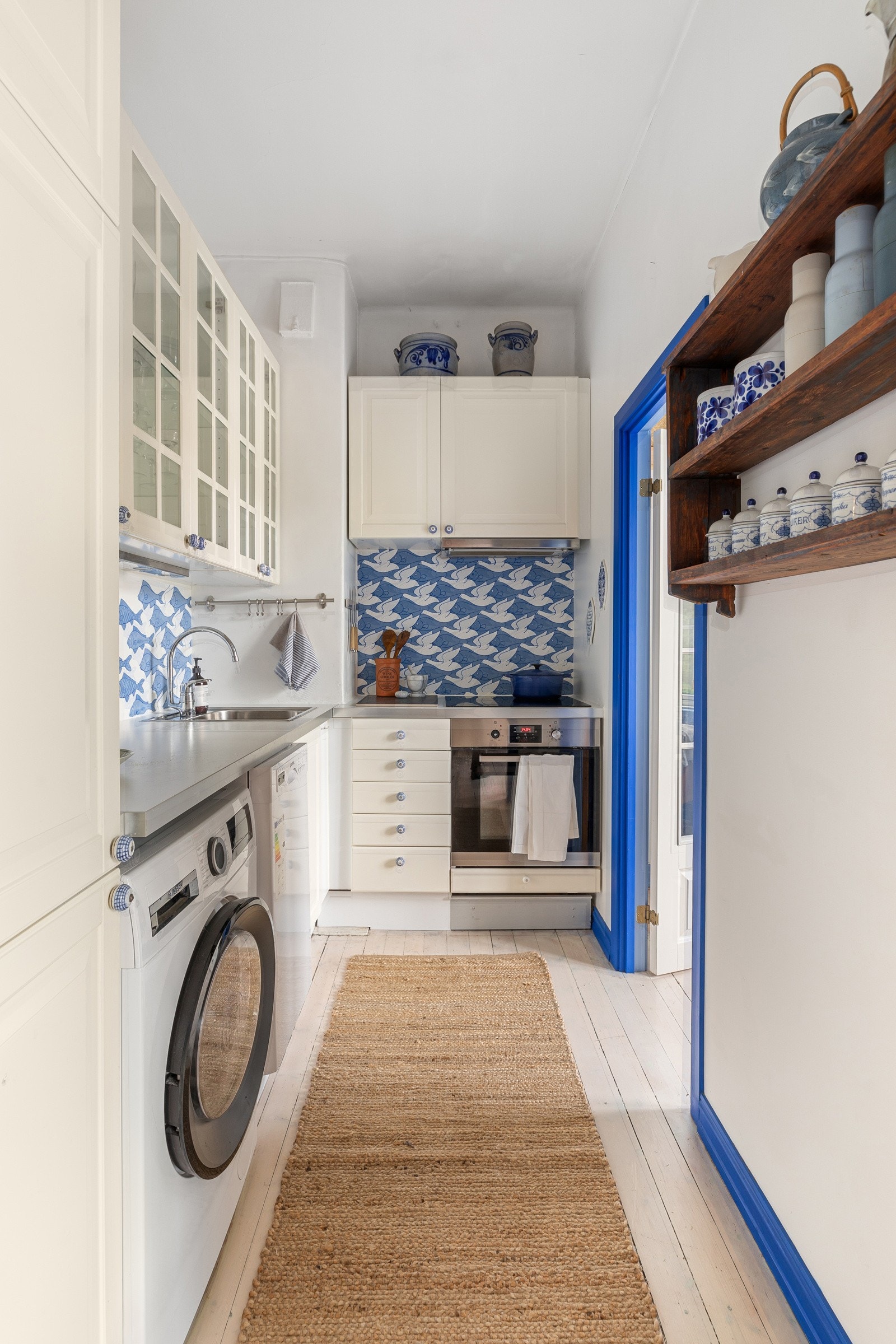 Kjøkkeninnredning med alt du trenger. Her har du både oppvaskmaskin (2022) og vaskemaskin (2022). Ellers integrerte hvitevarer som platetopp, stekeovn og kjøle-/fryseskap. Galleribilde