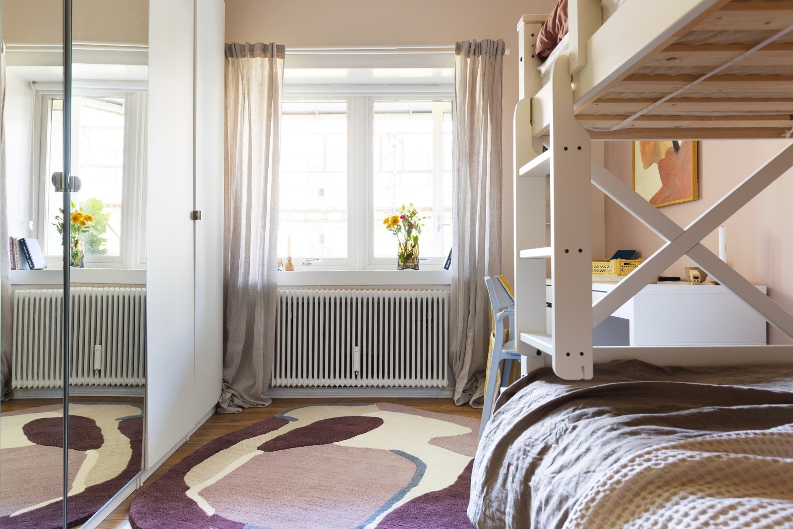 Rikelig med oppbevaringsplass i stort garderobeskap. Galleribilde