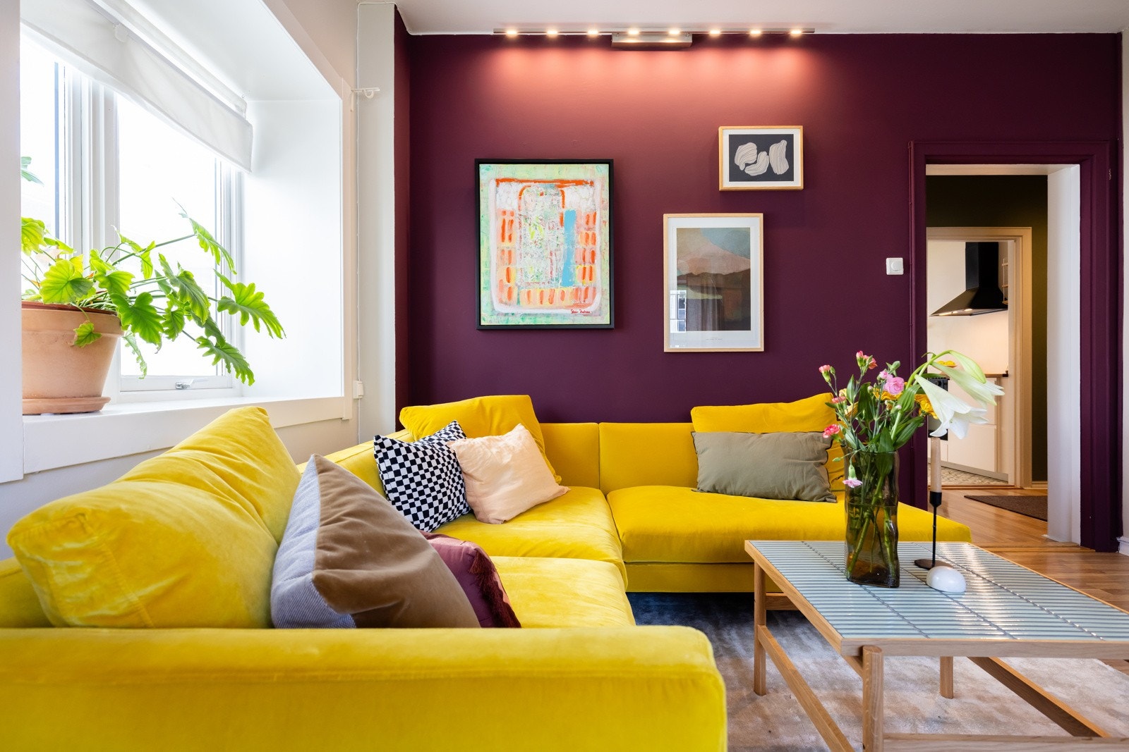 Store vindusflater fra flere kanter slipper inn rikelig med naturlig lys. Galleribilde