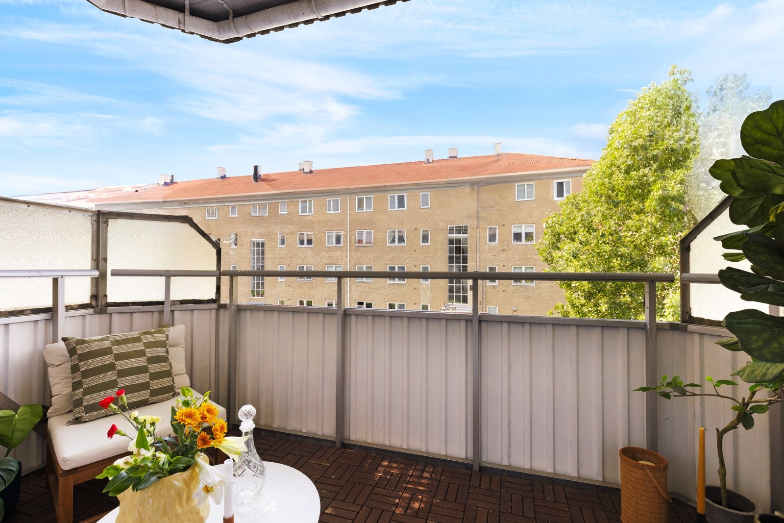 Fra balkongen er det hyggelig utsikt over rolig bakgård. Balkongen blir rehabilitert og balkongdør skiftet. Galleribilde
