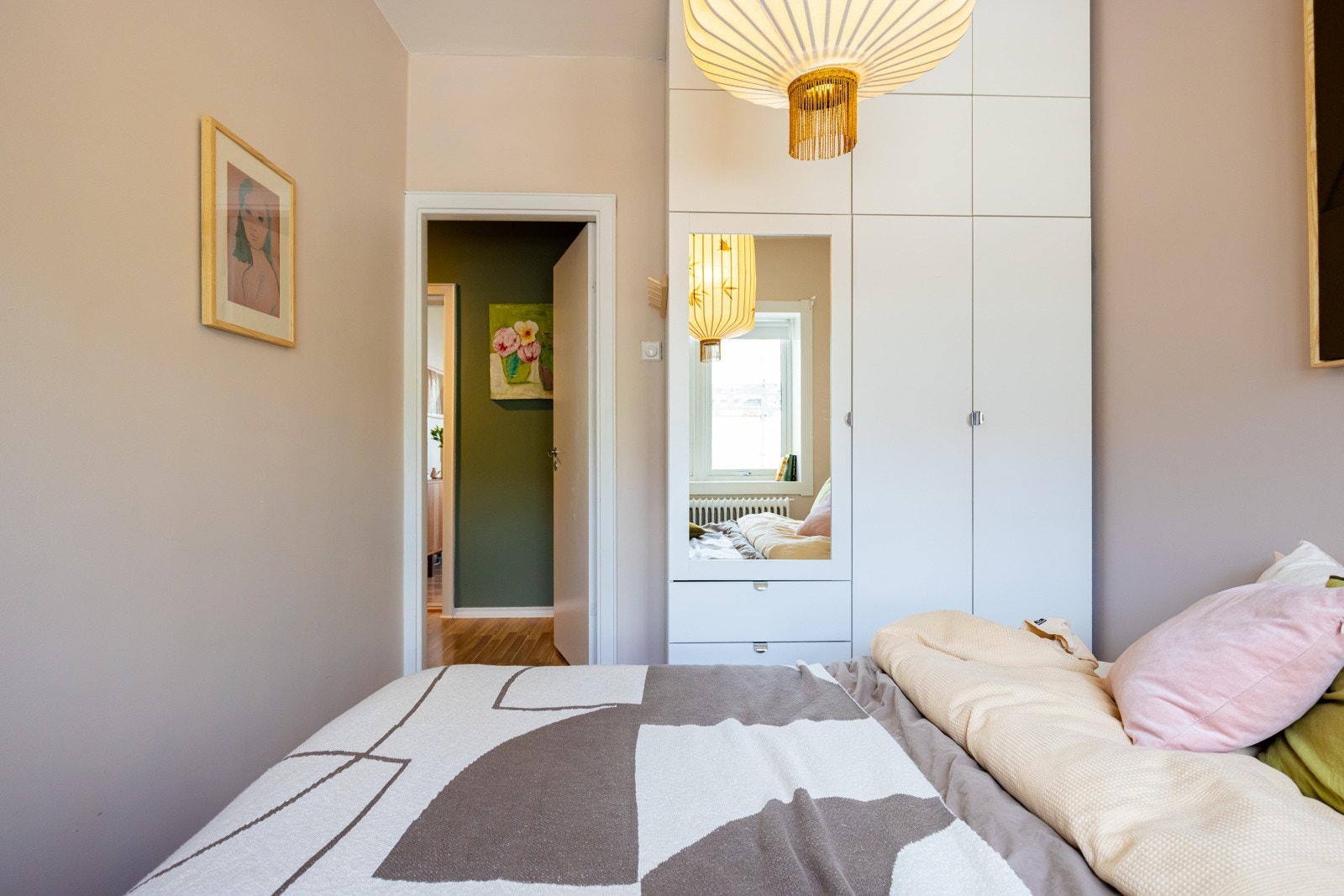 Rommet, som i dag brukes som hovedsoverom, har plass til dobbeltseng og nattbord. Galleribilde