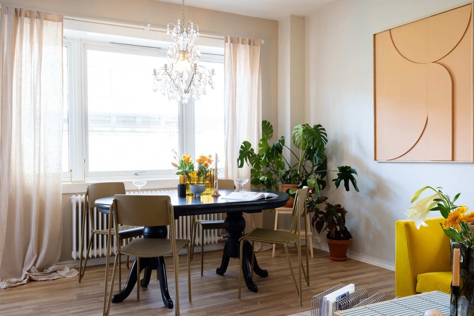 Det er plass til både sofagruppe med tilhørende møblement og et spisebord. Galleribilde