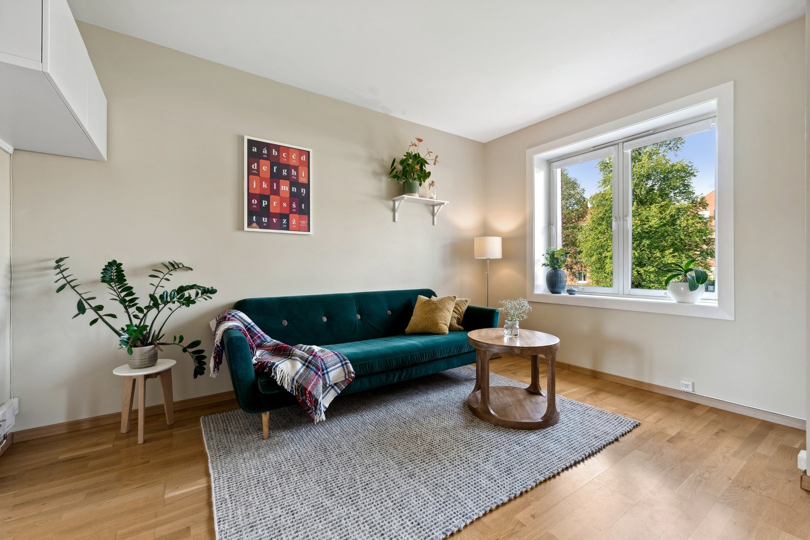 Hyggelig sofaavdeling. Det er innlagt fiber i leiligheten. Brede vinduskarmer gir god plass til blomster. Galleribilde