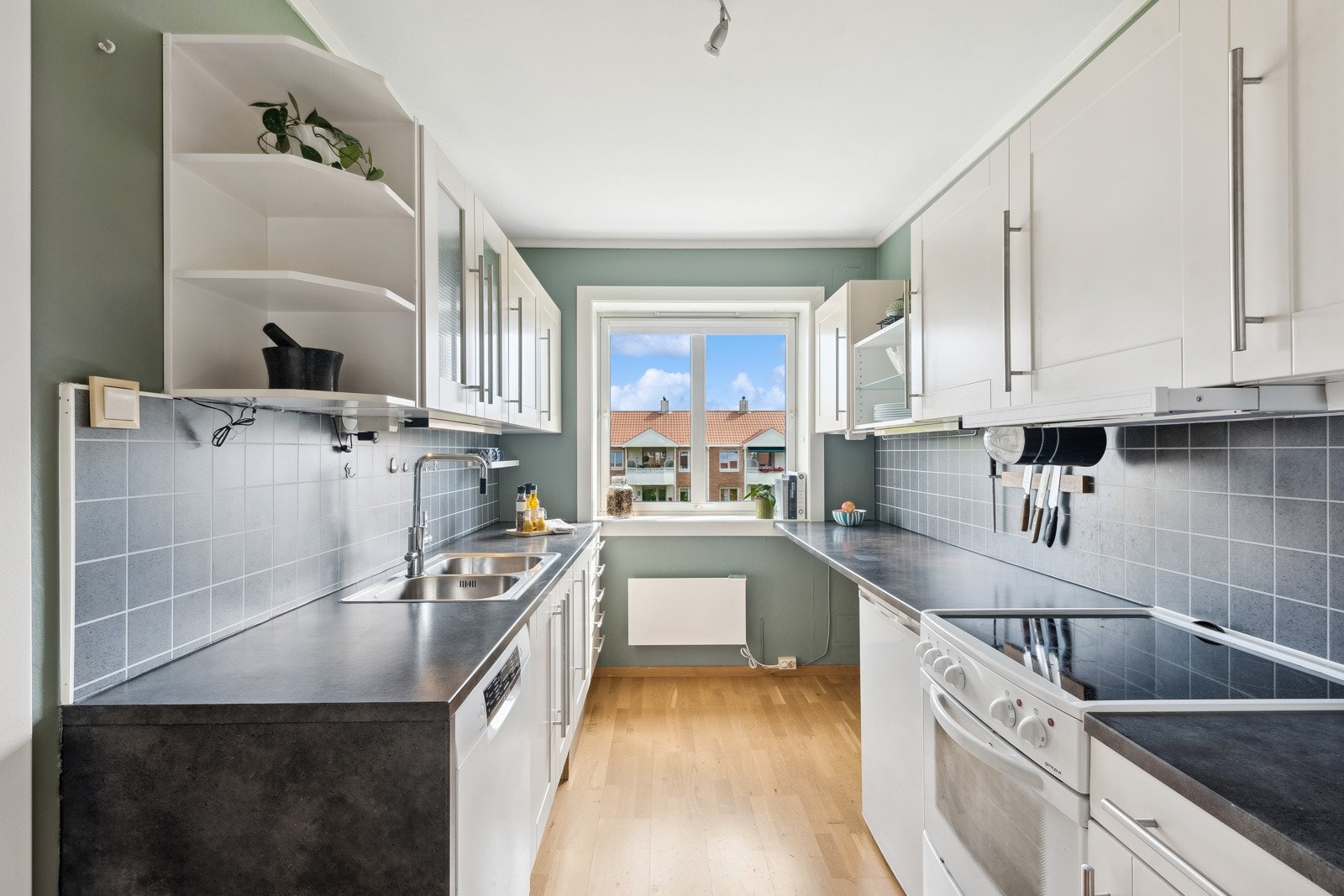 Ikea kjøkkeninnredning, godt planlagt med mye skap og benkeplass. Laminat benkeplate og plater / kitchenboard over benk. Galleribilde