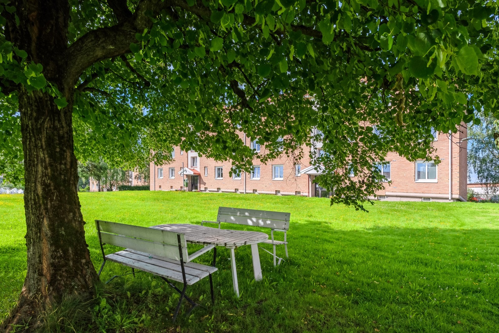 Store plener med sittegrupper, fint for å treffe naboer til en kopp kaffe eller bare en koselig prat. Galleribilde