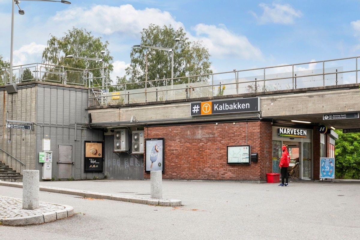 Du kan bruke både tog, t-bane og buss. 5 min til Kalbakken stasjon hvor du finner linje 4 og 5 med hyppige avganger. Galleribilde