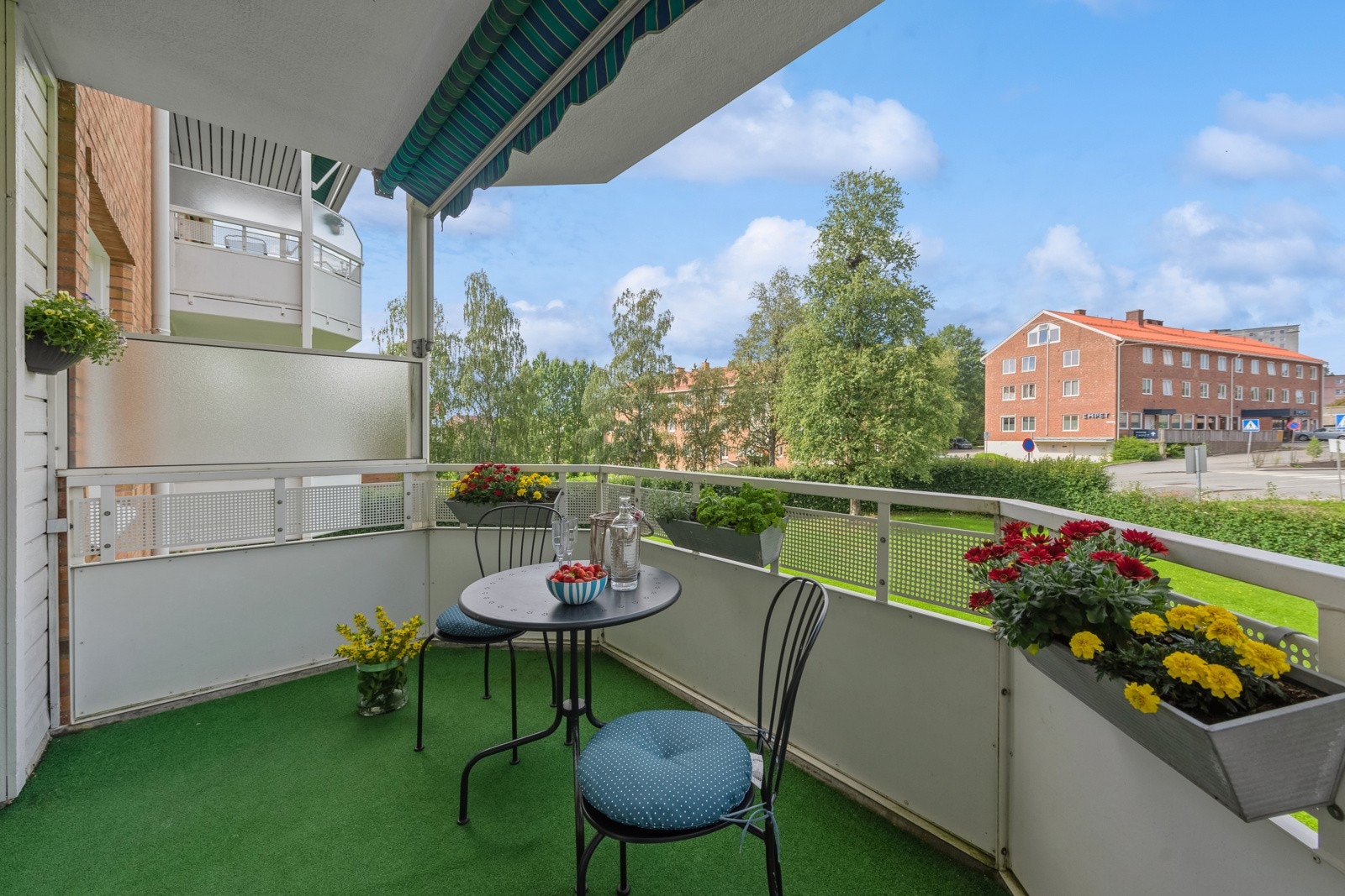 Balkong med ettermiddag-og kveldssol, her kan du lage din egen oase av blomster og møblering. Markise. Galleribilde