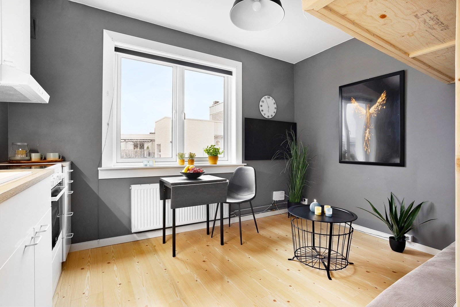 Plass til et spisebord med hyggelig utsikt Galleribilde