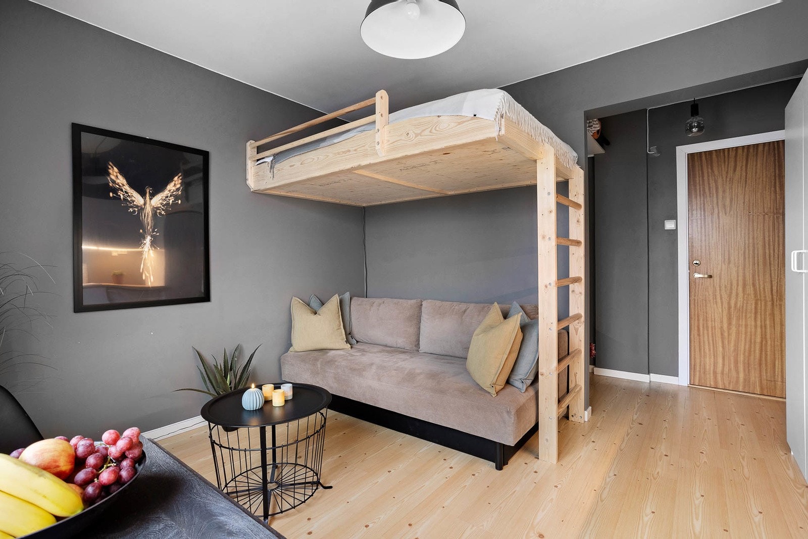 Praktisk hems med plass til sofa under. Galleribilde