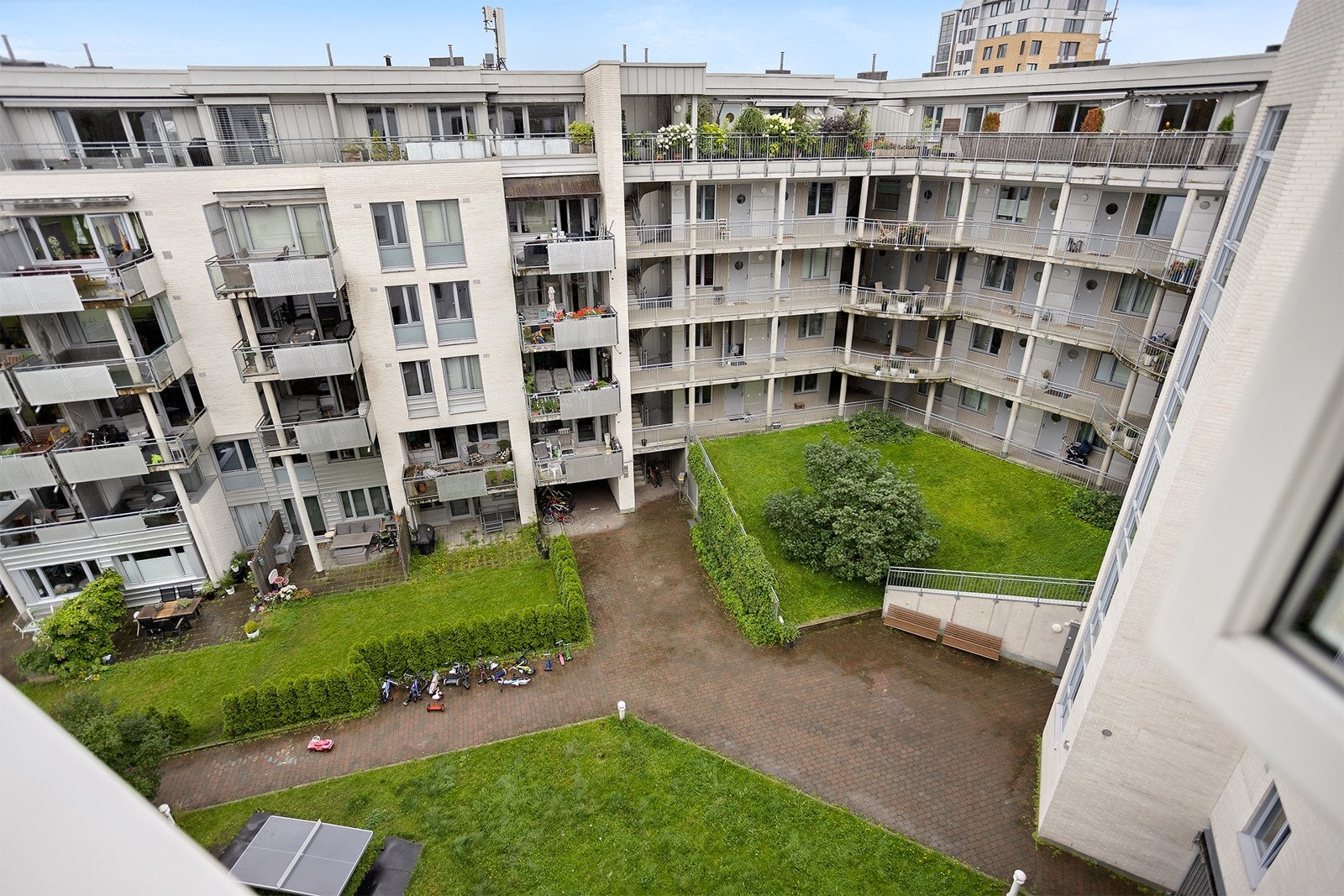 Utsikt fra leiligheten over gårdsrom. Galleribilde