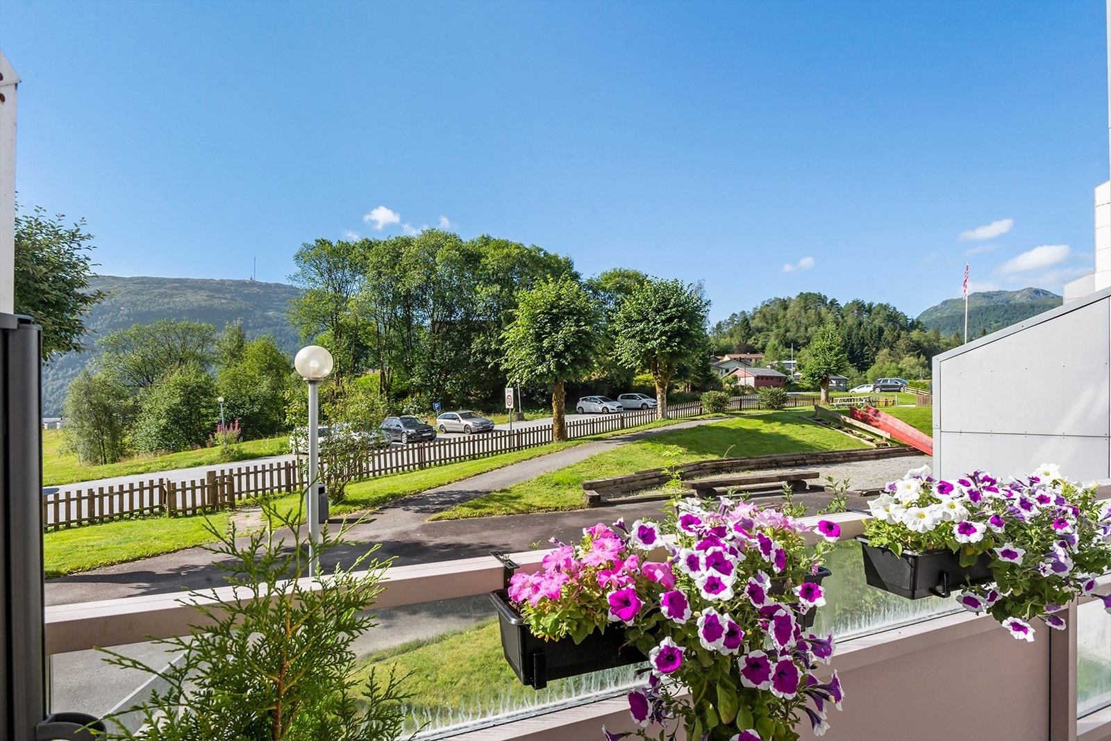 Utsikt til lekeplass og ellers nærområdet i borettslaget. Galleribilde