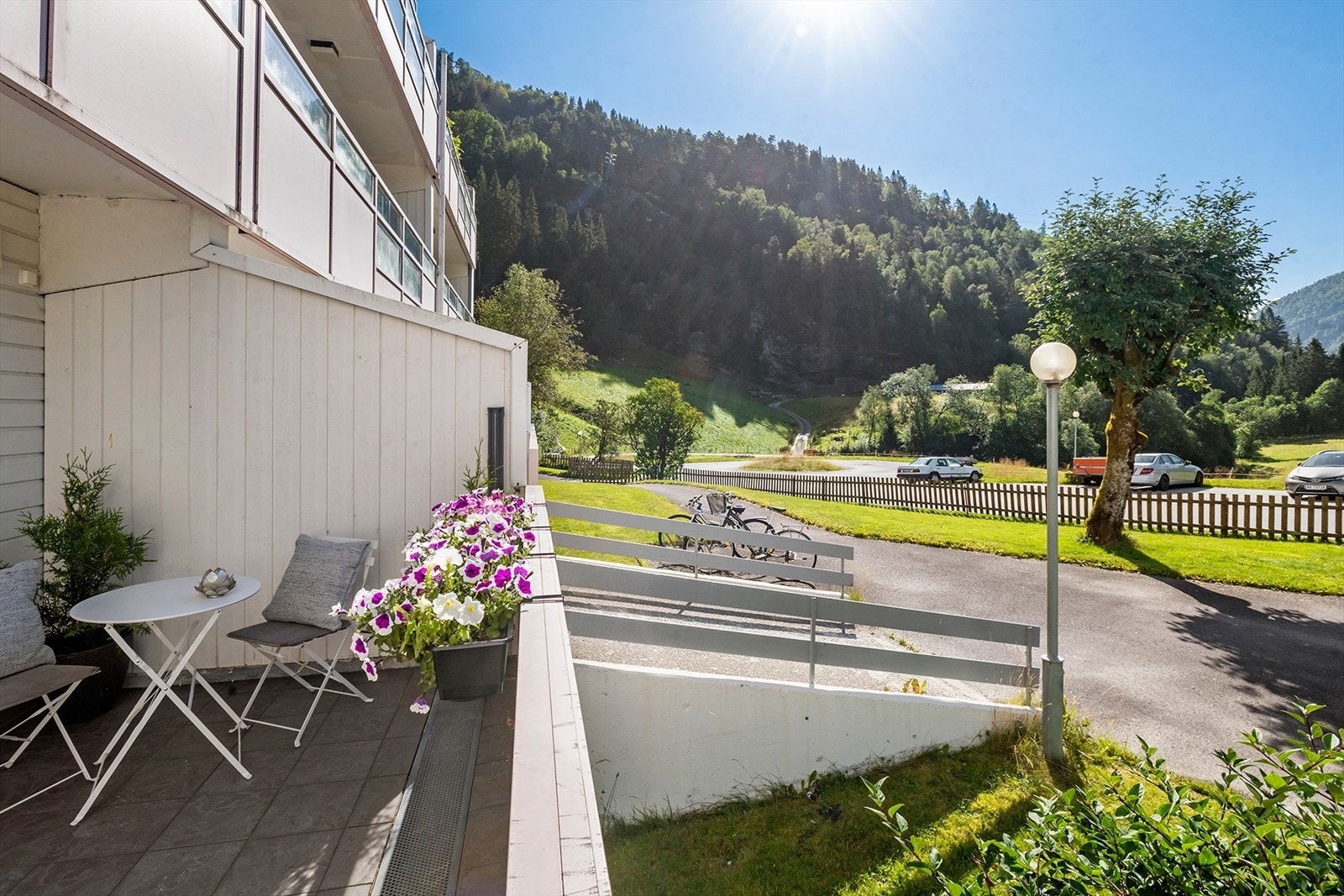 Leiligheten ligger på gateplan med enkel og trappefri adkomst fra inngangspariet i front. Galleribilde