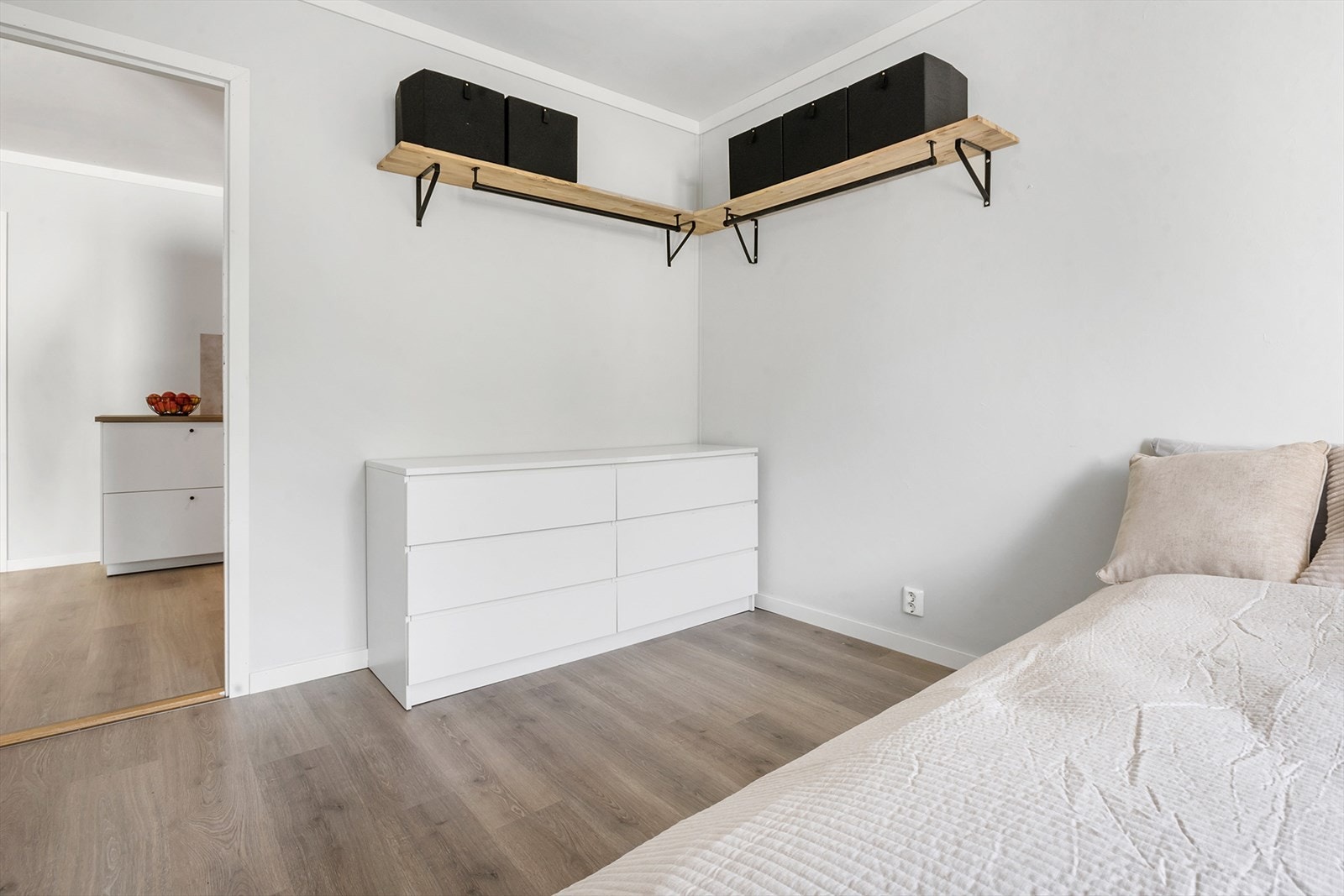 Soverommet har laminat på gulvet og ellers malte overflater. Galleribilde