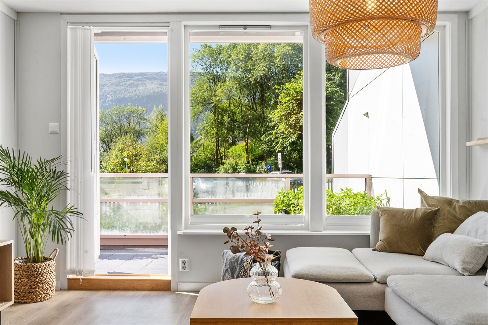 Fra stuen er det utgang til solrik terrasse. Galleribilde