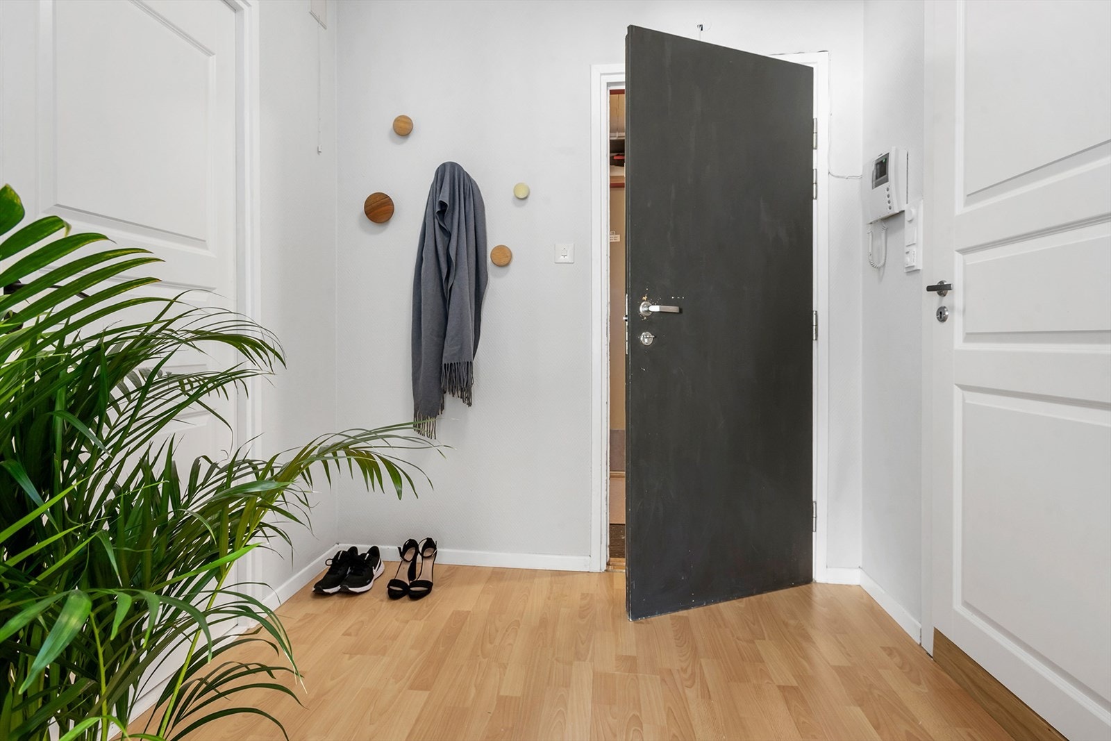 Velkommen inn! Leiligheten har dørtelefon til felles hovedinngangsdør samt eksklusiv bruksrett til bod med tilkomst fra fellesarealet og fast parkeringsplass med ladeboks for EL-bil. Galleribilde