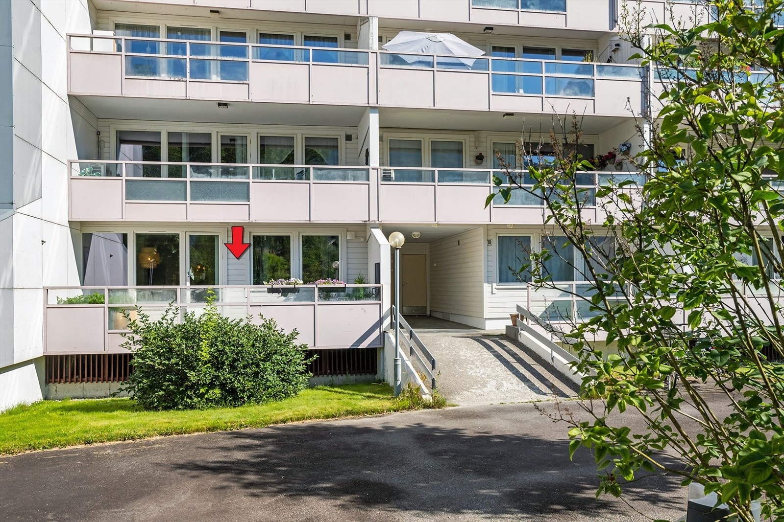 Borettslaget ligger fint til med gangavstand og bussforbindelse til sentrum. Det er også gang-/sykkelavstand til høyskolen og sykehuset. Galleribilde