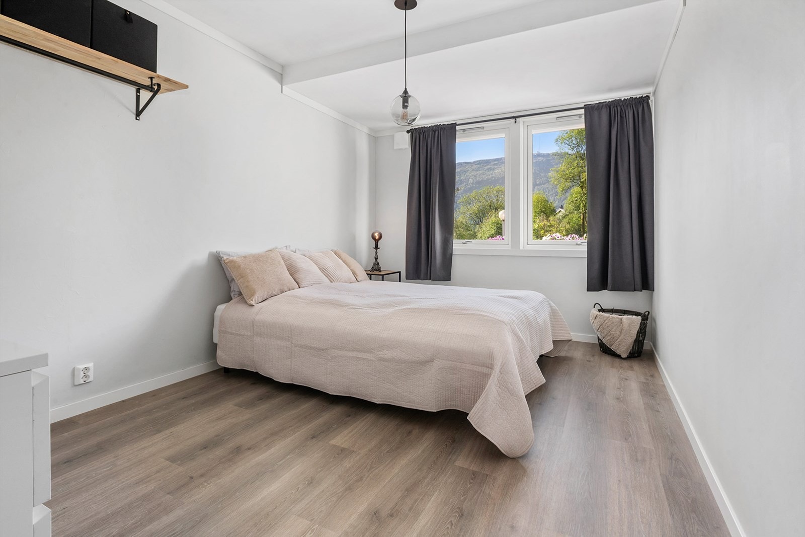 Leiligheten inneholder ett soverom. Soverommet er av god størrelse og har god plass til gardeobeløsning. Galleribilde