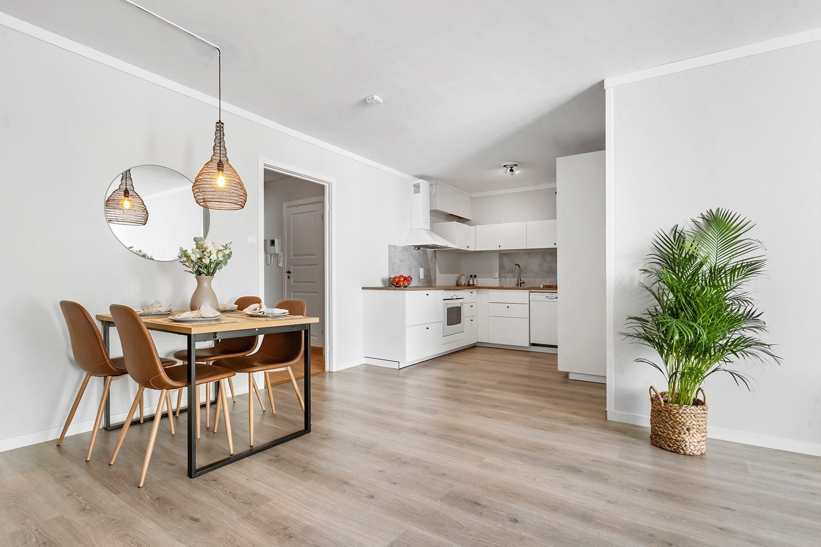 Mellom stuen og kjøkkenet er det vedovn og plass til spisebord. Galleribilde