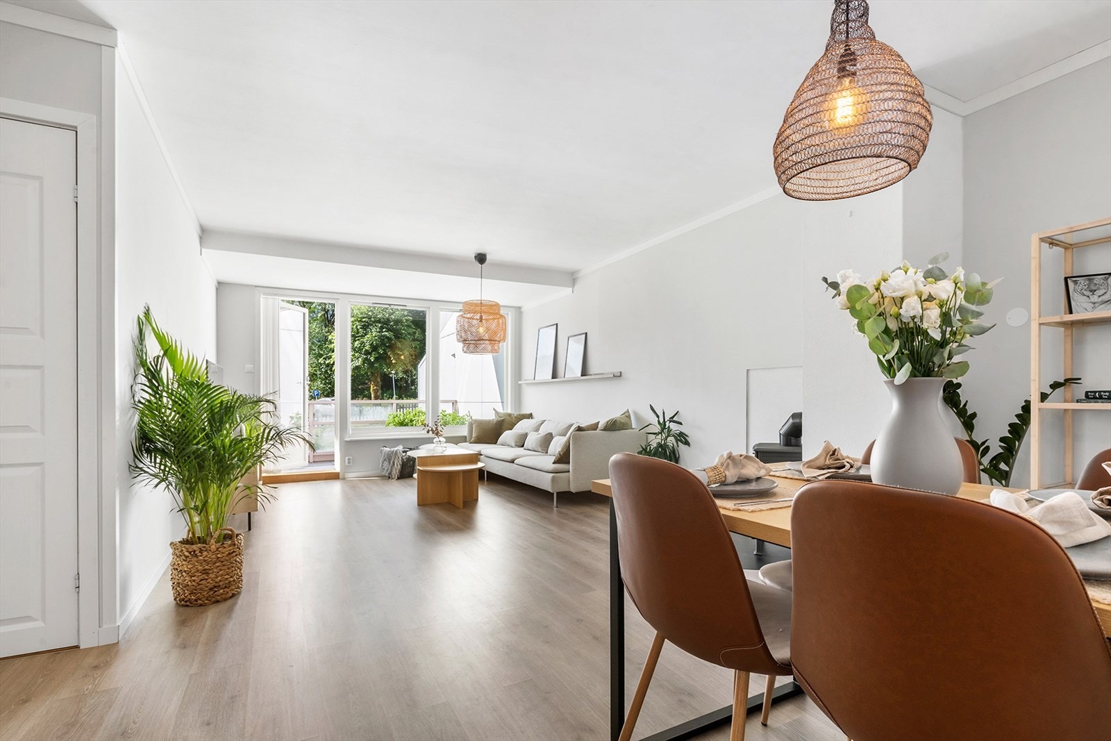 Lys og stor stue med laminat på gulv. Her er det god plass til både sofagruppe og spisegruppe. Galleribilde