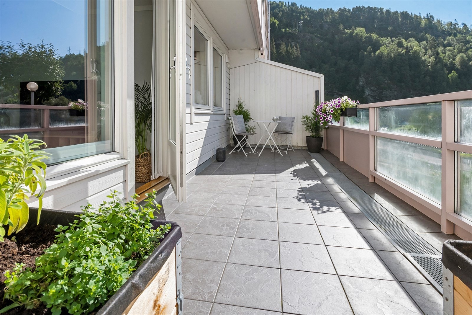 Balkongen er på hele 15 kvm og har god plass til utemøbler. Galleribilde