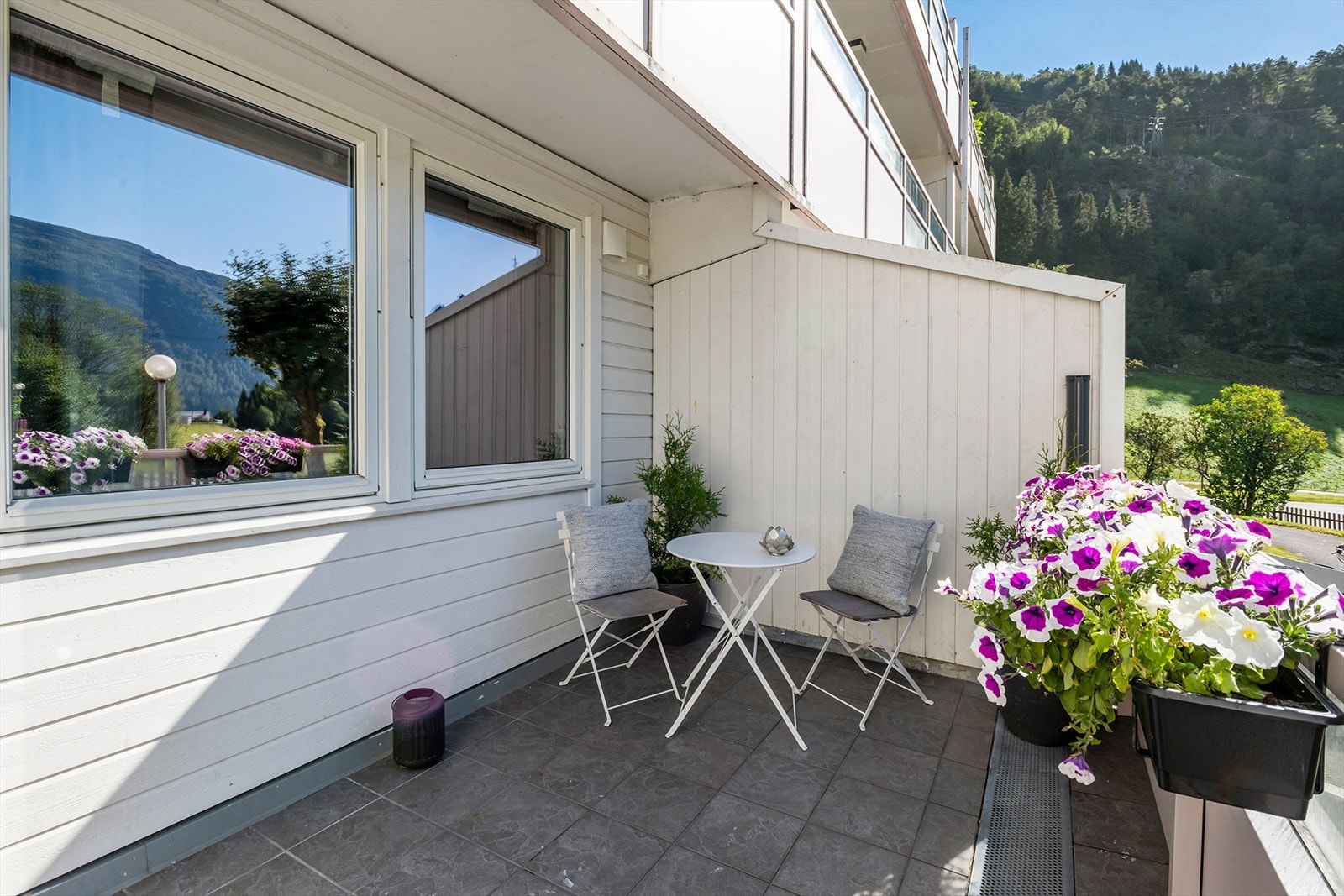 Balkongen har flislagt gulv, og rekkverk av aluminiumsrammer med plater og glass. Nye levegger i trevirke og fliser på balkongdekke i forbindelse med rehabilitering av fasaden. Galleribilde